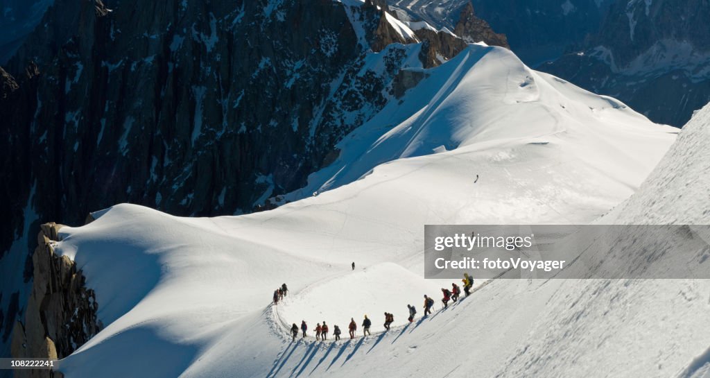 Gruppe von Personen Klettern schneebedeckte Berge