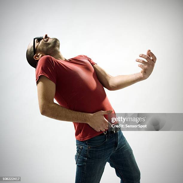 joven tocando la guitarra de aire - músico de rock fotografías e imágenes de stock