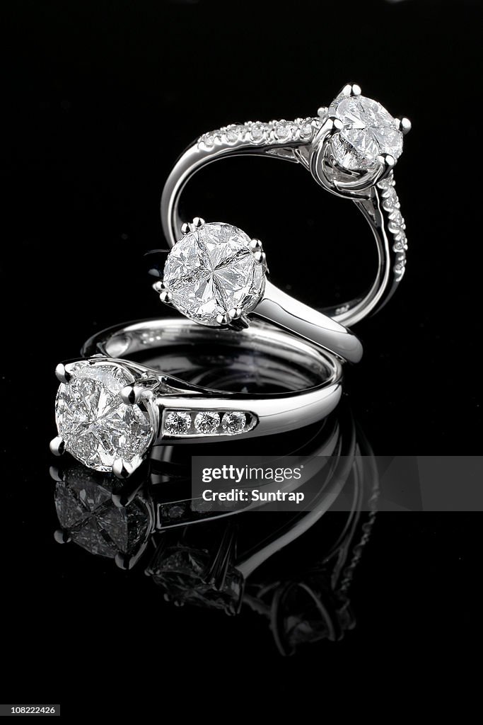 Drei weiße gold diamond Ringe auf schwarzem Hintergrund