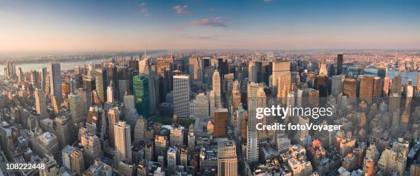 manhattan cittadelle massimo città - aerial view of mid town manhattan new york foto e immagini stock