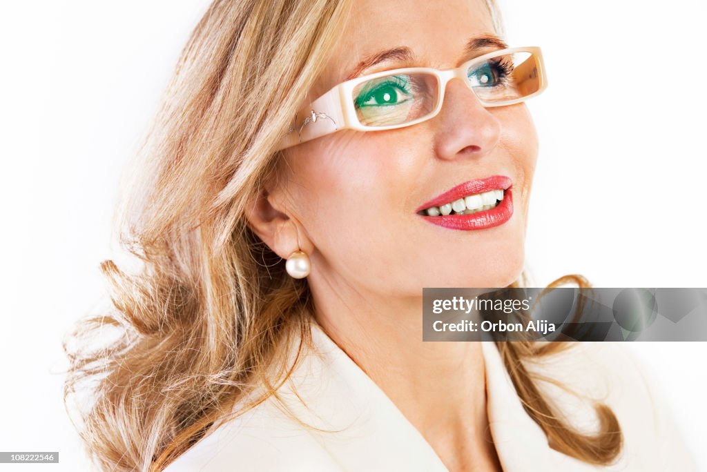 熟年女性を着て、眼鏡とパールのイヤリング