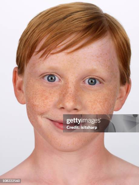 junge lächelnd - red hair boy and freckles stock-fotos und bilder