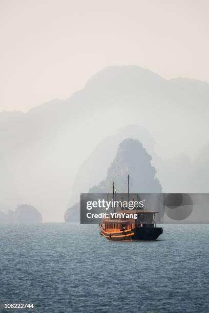 halong bay tour - halong bay stock pictures, royalty-free photos & images