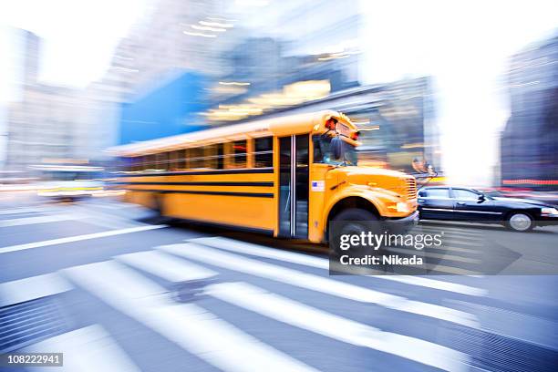 motion blur de bus scolaire dans la ville - bus scolaire photos et images de collection