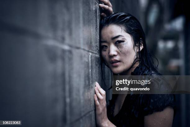 asiatique jeune femme portrait, pleurer à jets de pluie, espace de copie - makeup in rain photos et images de collection