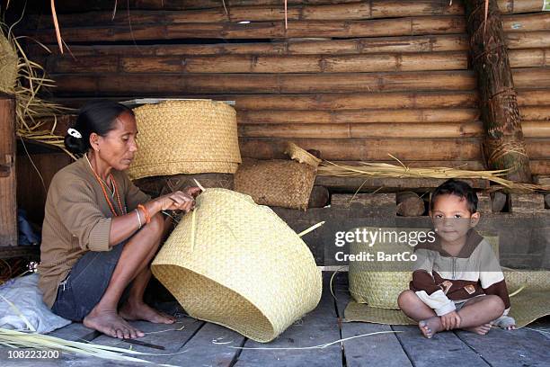 indonesian woman and boy weaving baskets - indonesiskt ursprung bildbanksfoton och bilder