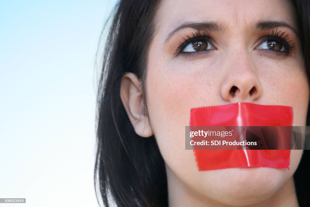 Frau mit roten Band über dem Mund nicht zu sprechen