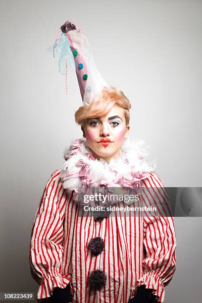 portrait de jeune femme déguisé en clown - clown photos et images de collection
