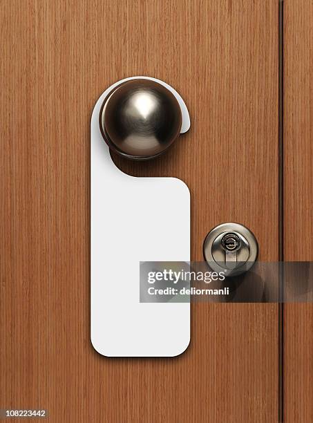 blanco para colgar señales de mando de puerta - colgar fotografías e imágenes de stock