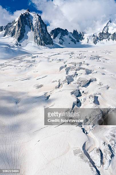 dramatic peaks glacier crevasses - valle blanche 個照片及圖片檔