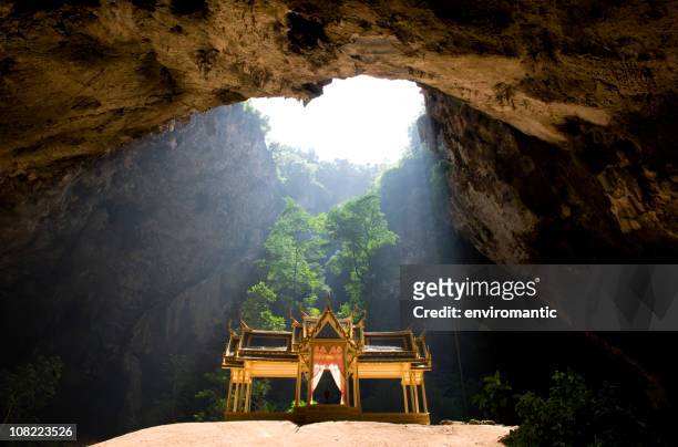 royal pavillion in phraya nakhon-höhle, thailand. - hua hin thailand stock-fotos und bilder