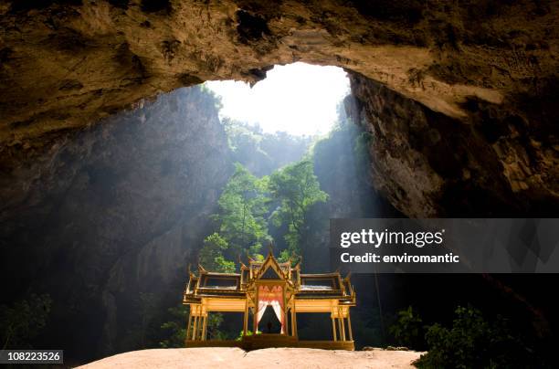 royal pavilion in phraya, nakhon cave, tailândia. - hua hin thailand - fotografias e filmes do acervo