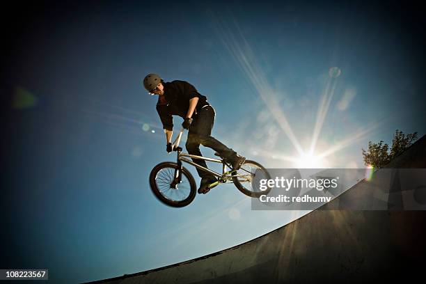 bmx air!! - crossfietsen stockfoto's en -beelden