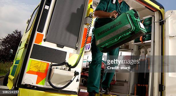 ambulance d'urgence - paramedic photos et images de collection