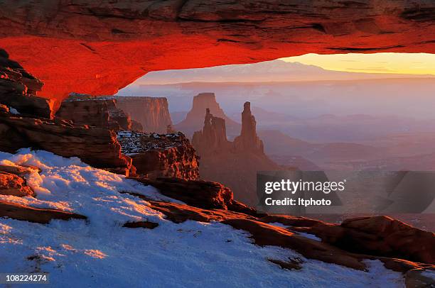 january sunrise at mesa arch - canyonlands national park bildbanksfoton och bilder