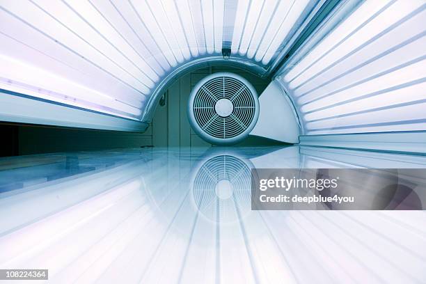 inside active tanning bed - gebruind stockfoto's en -beelden