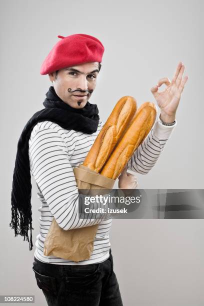 frenchman mit französischem baguette - french baguette stock-fotos und bilder