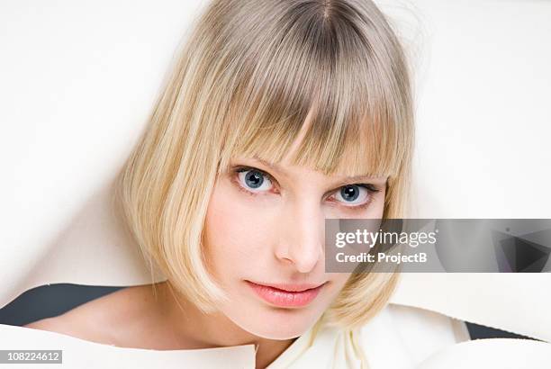 mulheres em tela - franja estilo de cabelo imagens e fotografias de stock