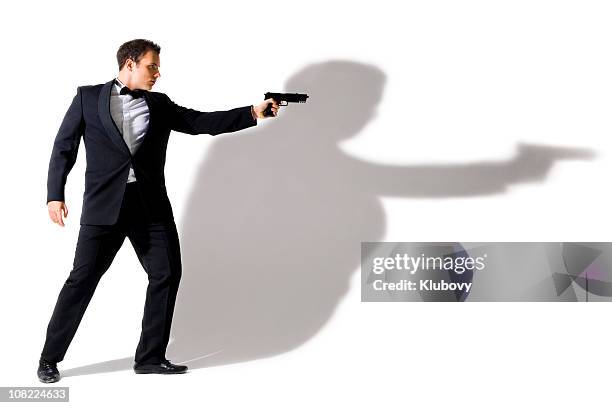 agente segreto con smoking - gun foto e immagini stock