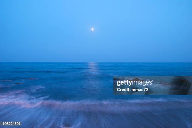 meer bei nacht - mondlicht stock-fotos und bilder