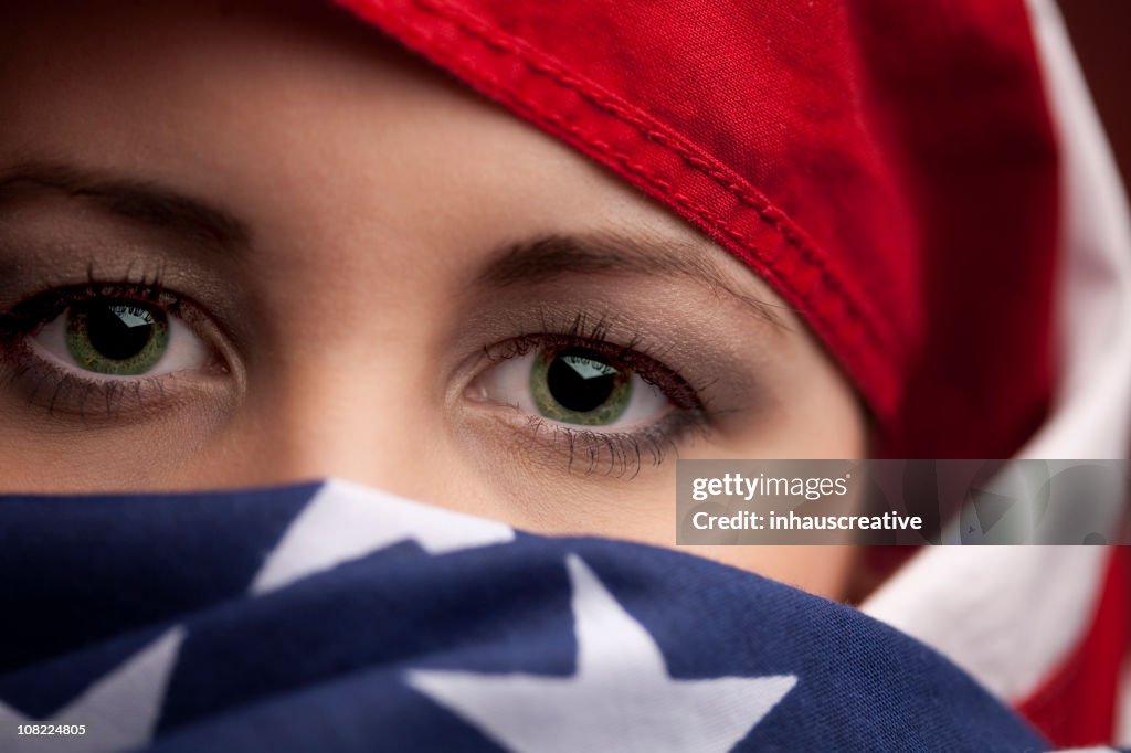 Mujer envuelto en una bandera estadounidense