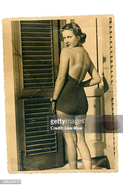 giovane donna con costume da bagno nel 1935 bianco e nero - women in the 1920's foto e immagini stock