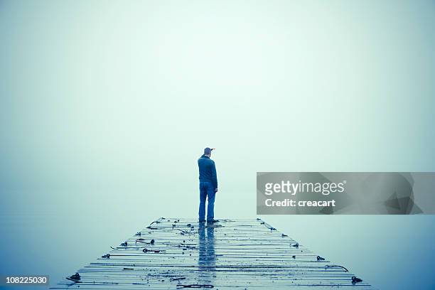 mann, blick durch nebel und auf dock - dead end stock-fotos und bilder