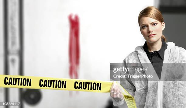 cena do crime atenção - macacão de limpeza imagens e fotografias de stock