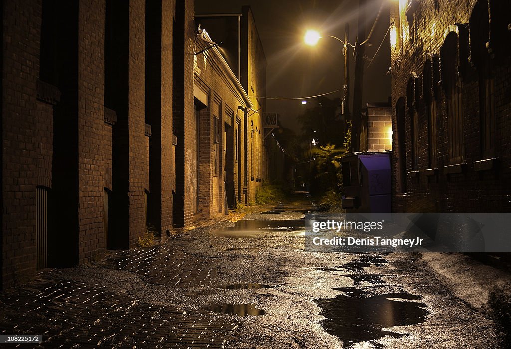 Urban besichtigen und Pfützen bei Nacht