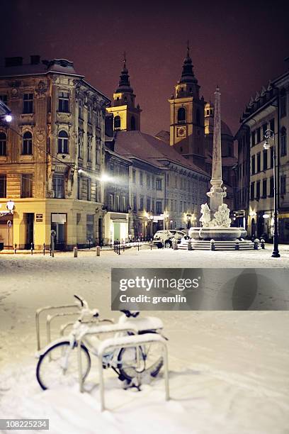 town square auf verschneiten - ljubljana city stock-fotos und bilder