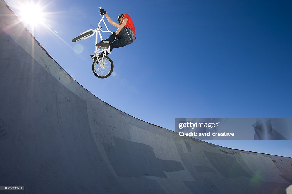 BMX Bike Stunt im Skateboard-Park