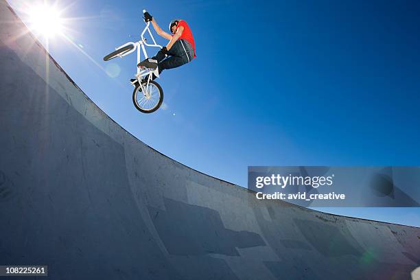 bmx bike stunt at skateboard park - crossfietsen stockfoto's en -beelden