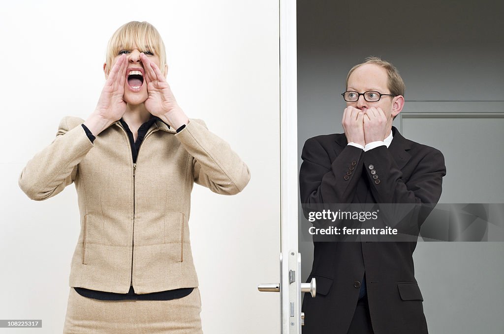 Mulher de Negócios Yelling por medo de Empresário