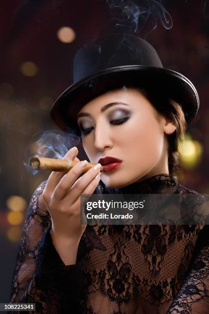 mujer joven fumar habanos - beautiful women smoking cigars fotografías e imágenes de stock