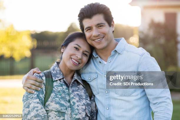 par la sonrisa para la cámara después de reunión de viaje militar de la esposa - esposa cónyugue fotografías e imágenes de stock