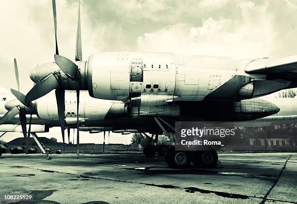 old soviet aircraft - koude oorlog stockfoto's en -beelden