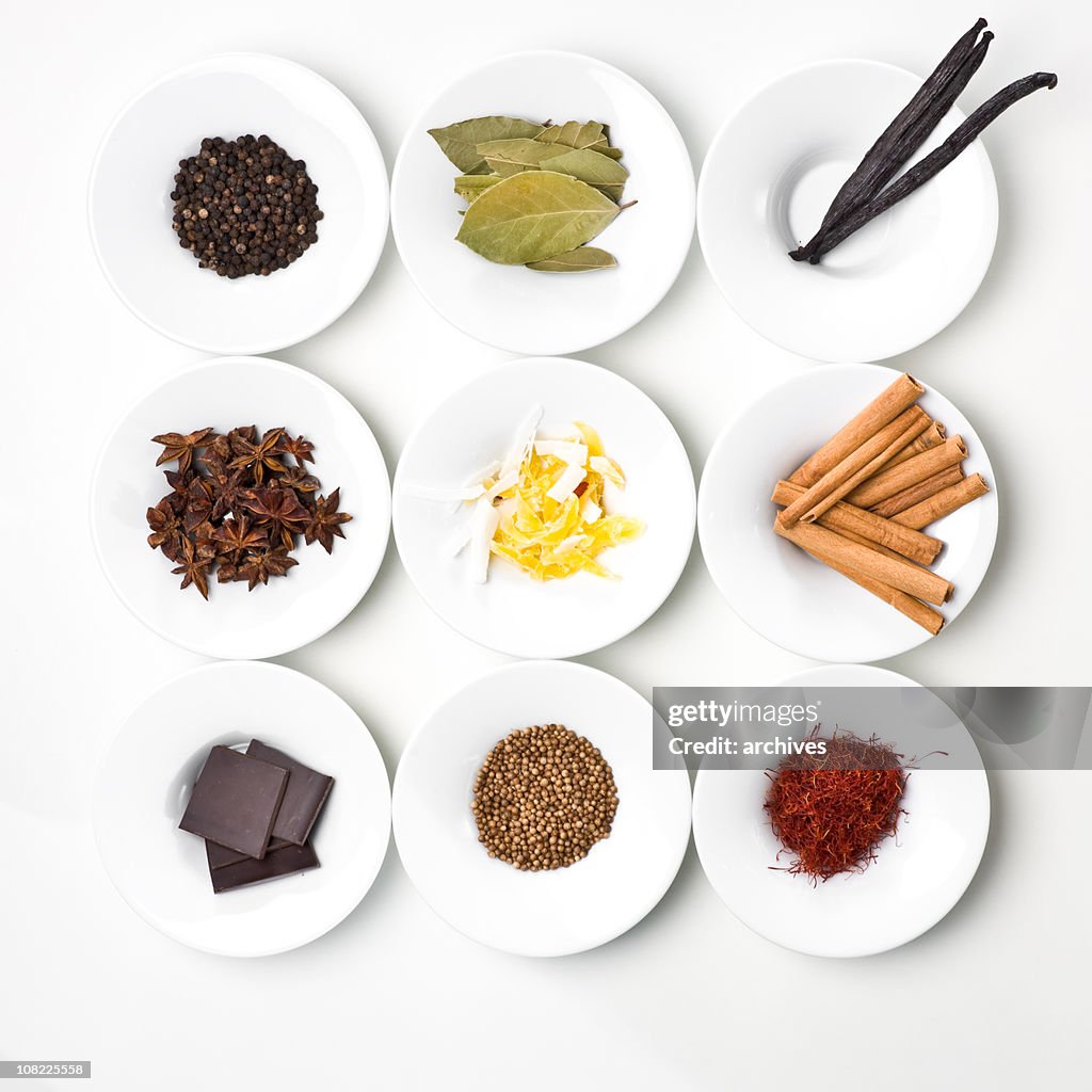 料理の食材と香辛料を使用したホワイトのプレート