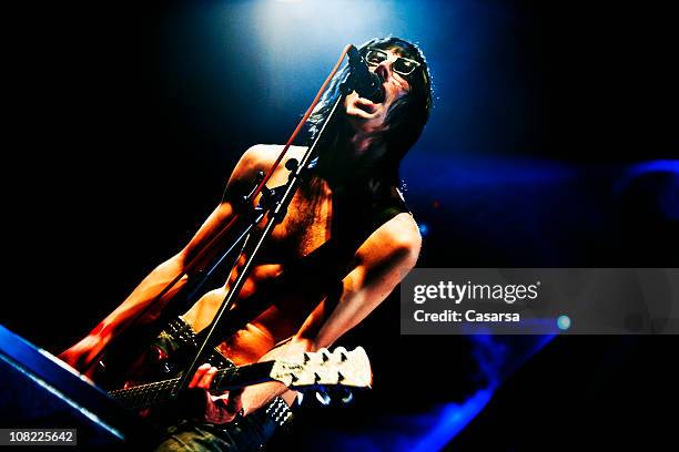 chitarrista sul palco di concerto rock, chiave di basso - concerto di musica pop foto e immagini stock