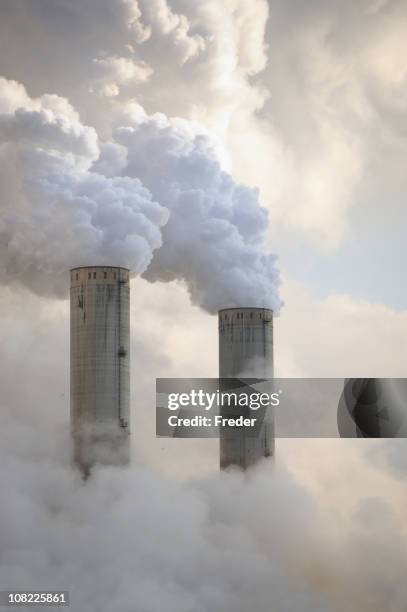 kraftwerk rauch towers wogenden - carbon dioxide stock-fotos und bilder