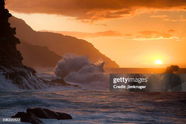 hawaiian sunset at ke'e beach. - kauai ocean stock pictures, royalty-free photos & images