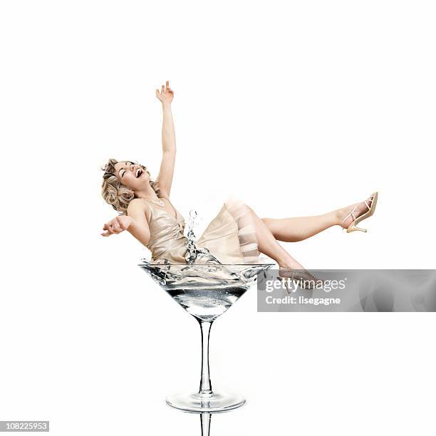donna con bicchiere da martini - bicchiere da martini foto e immagini stock