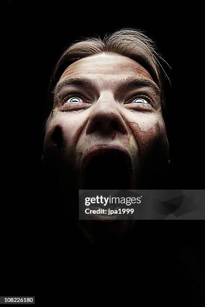 a horror image of a female covered in blood screaming - roepen stockfoto's en -beelden