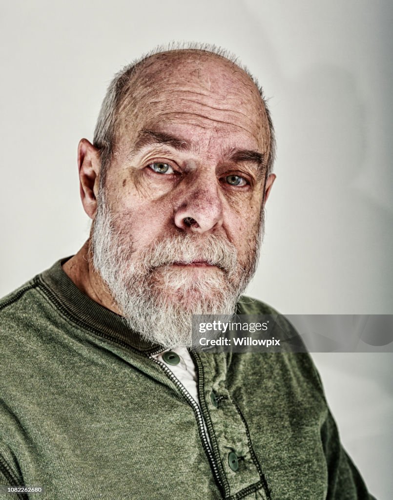 Retrato de hombre adulto Senior cansado