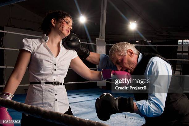 geschäftsmann und -frau in boxkampf - funny boxing stock-fotos und bilder