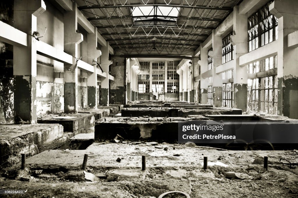 Destruídas interior de um Edifício industrial