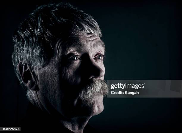 hombre anciano-bajo - clave baja fotografías e imágenes de stock