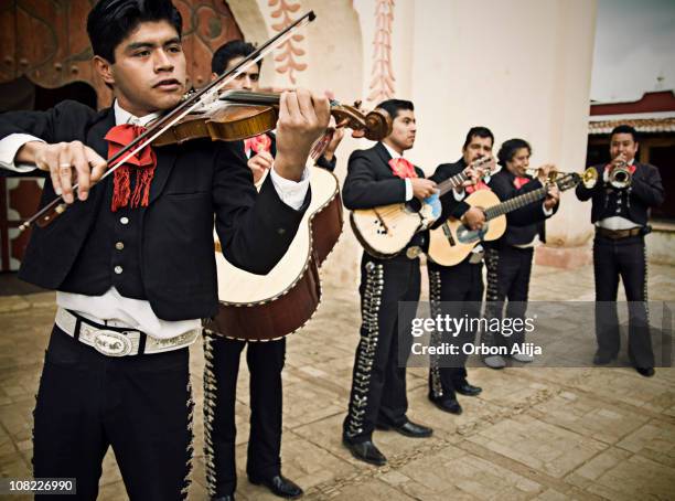 banda mariachi - mariachi fotografías e imágenes de stock