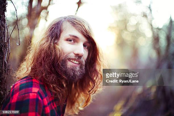 moda jovem homem sorrindo verão - big hair - fotografias e filmes do acervo