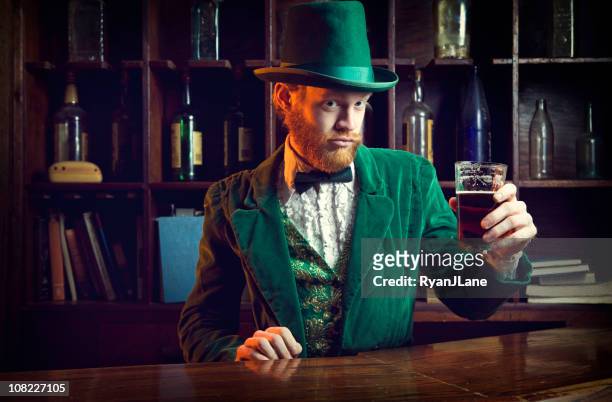 irisch/leprechaun zeichen-serie mit bier - irische kultur stock-fotos und bilder
