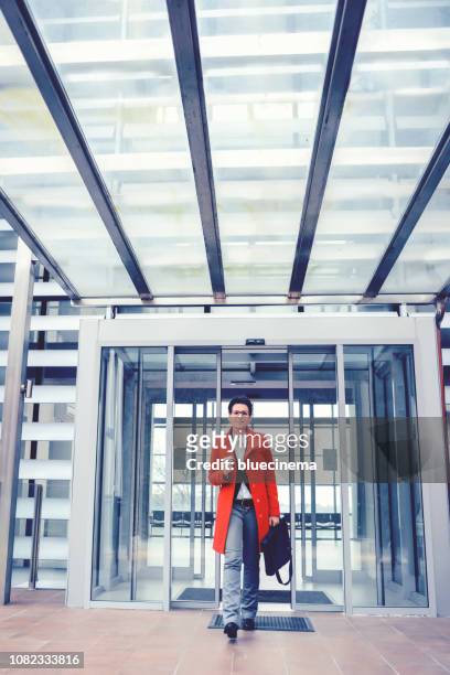 zakenvrouw stoppen van het kantoorgebouw - outdoor lounge stockfoto's en -beelden